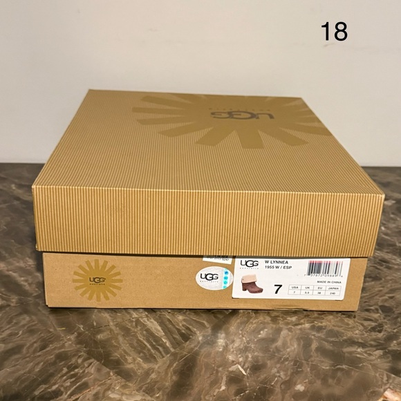 UGG Australia Lynnea Foldable Suede Boots. Brand New and In Original Packaging. - Picture 4 of 4